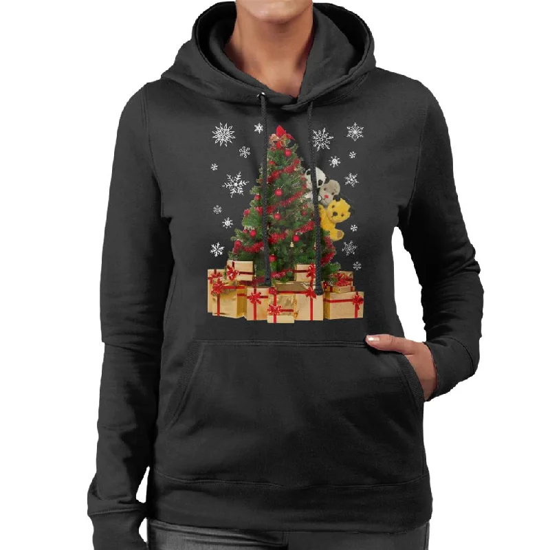 lightweight pullover hoodieSooty Christmas Characters Peeking Around Xmas Tree Women's Hooded Sweatshirt